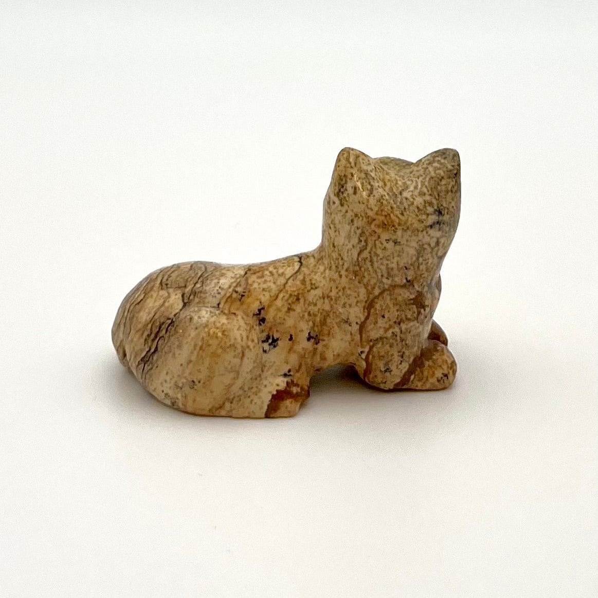 小さい猫の置き物
