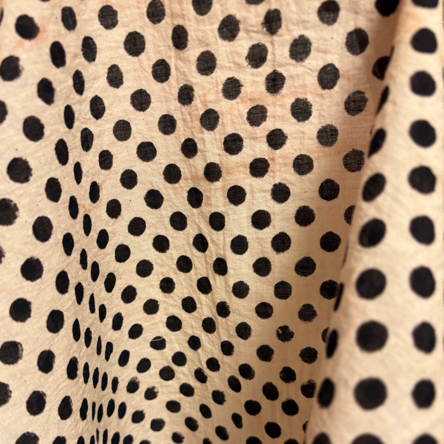 ジャイプールのブロックプリントハンカチ ドット(黒×赤)