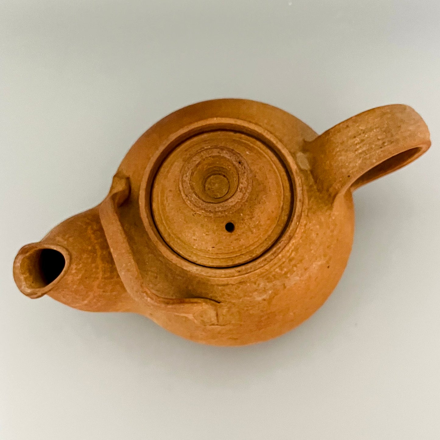 陶器のティーポット