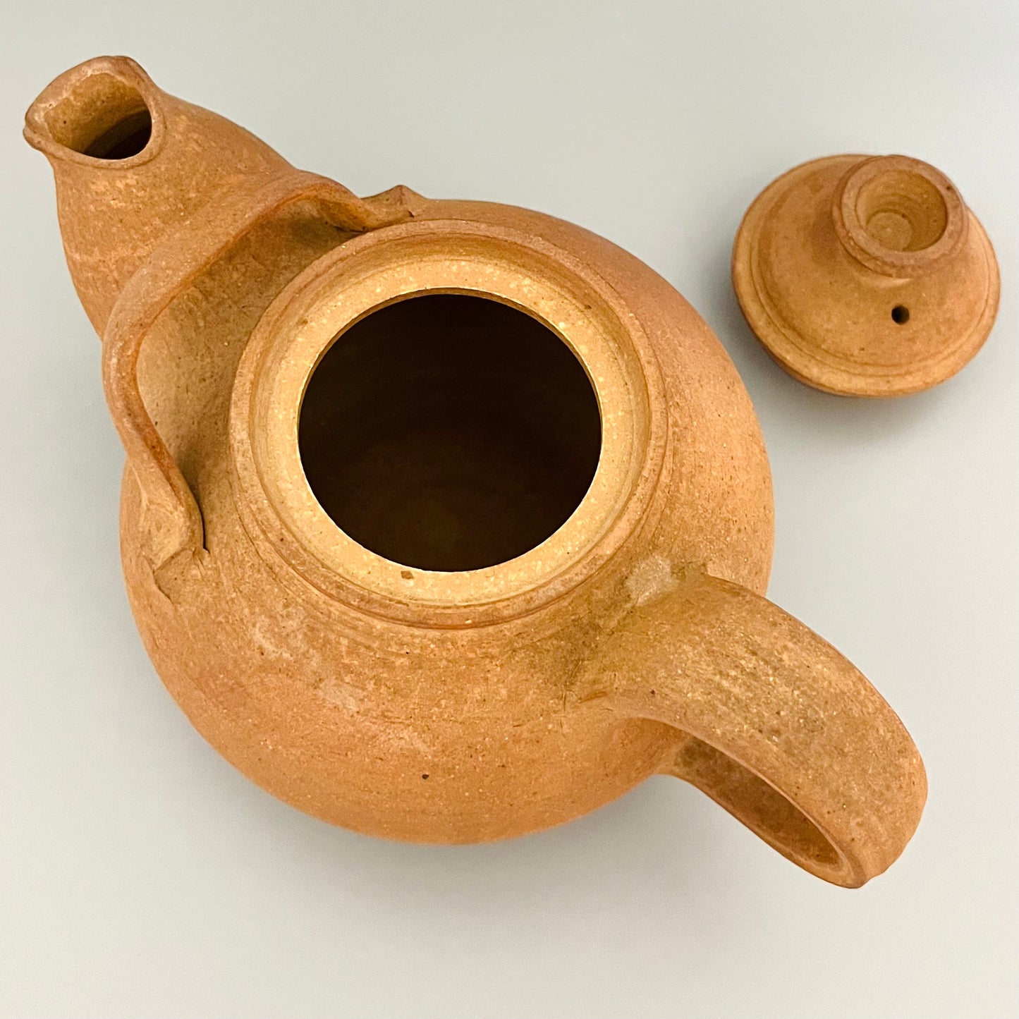 陶器のティーポット