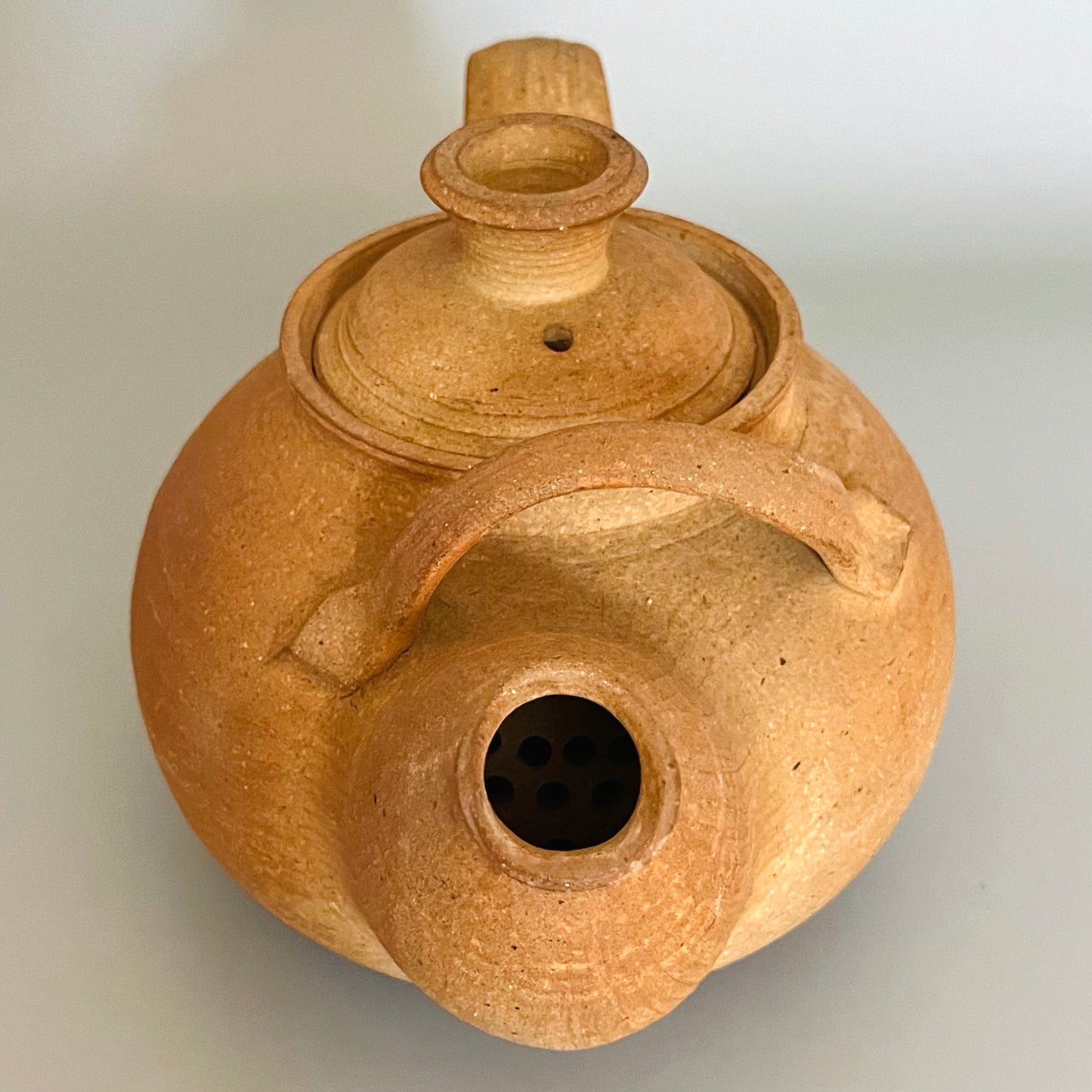 陶器のティーポット
