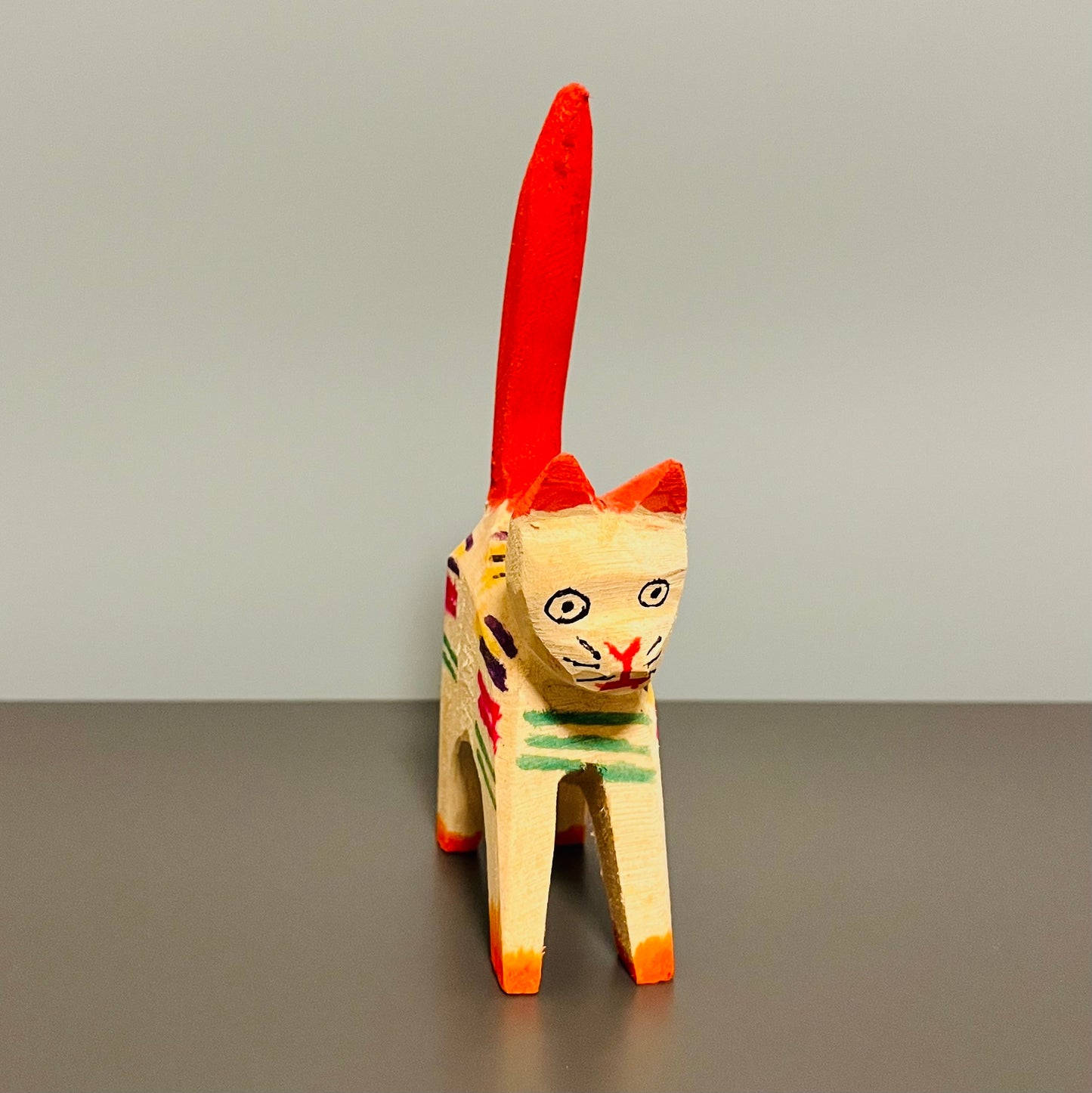 ペルー 木彫玩具　ねこ