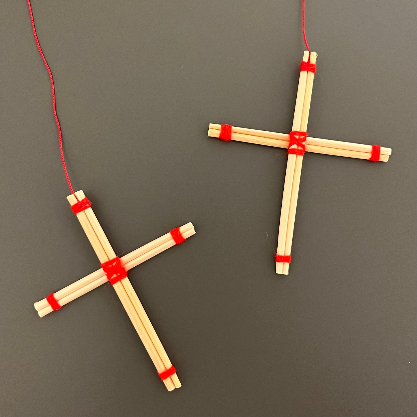 稲藁のモビール　十字架