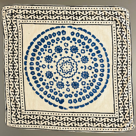 ジャイプールのブロックプリントハンカチ 円（青×黒）