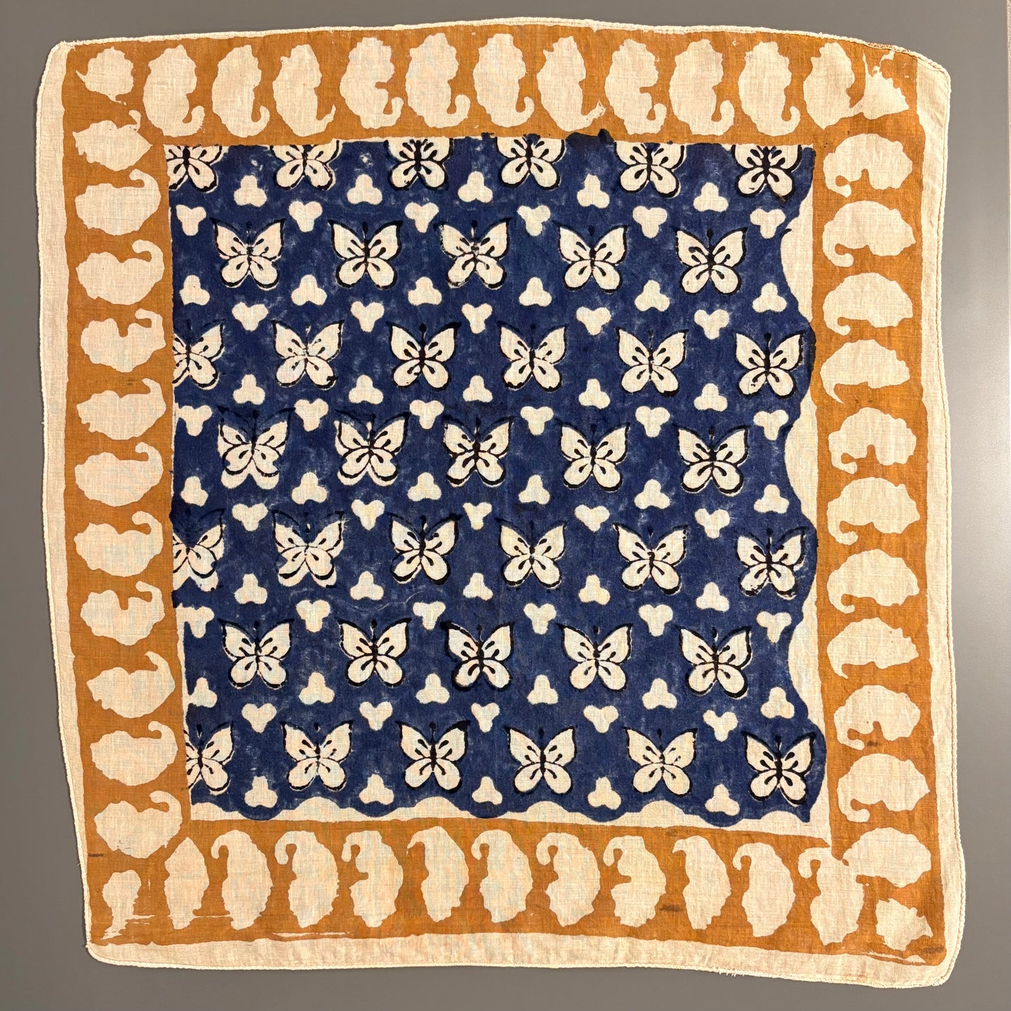 ジャイプールのブロックプリントハンカチ 蝶々（青×黄）