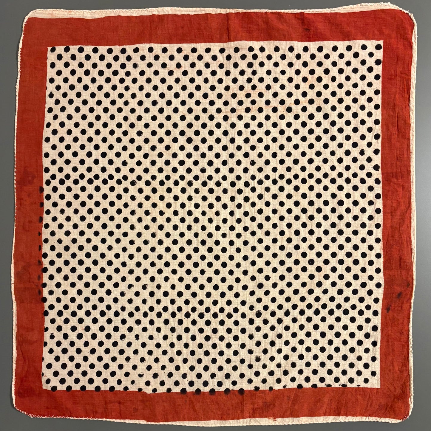 ジャイプールのブロックプリントハンカチ ドット（黒×赤）