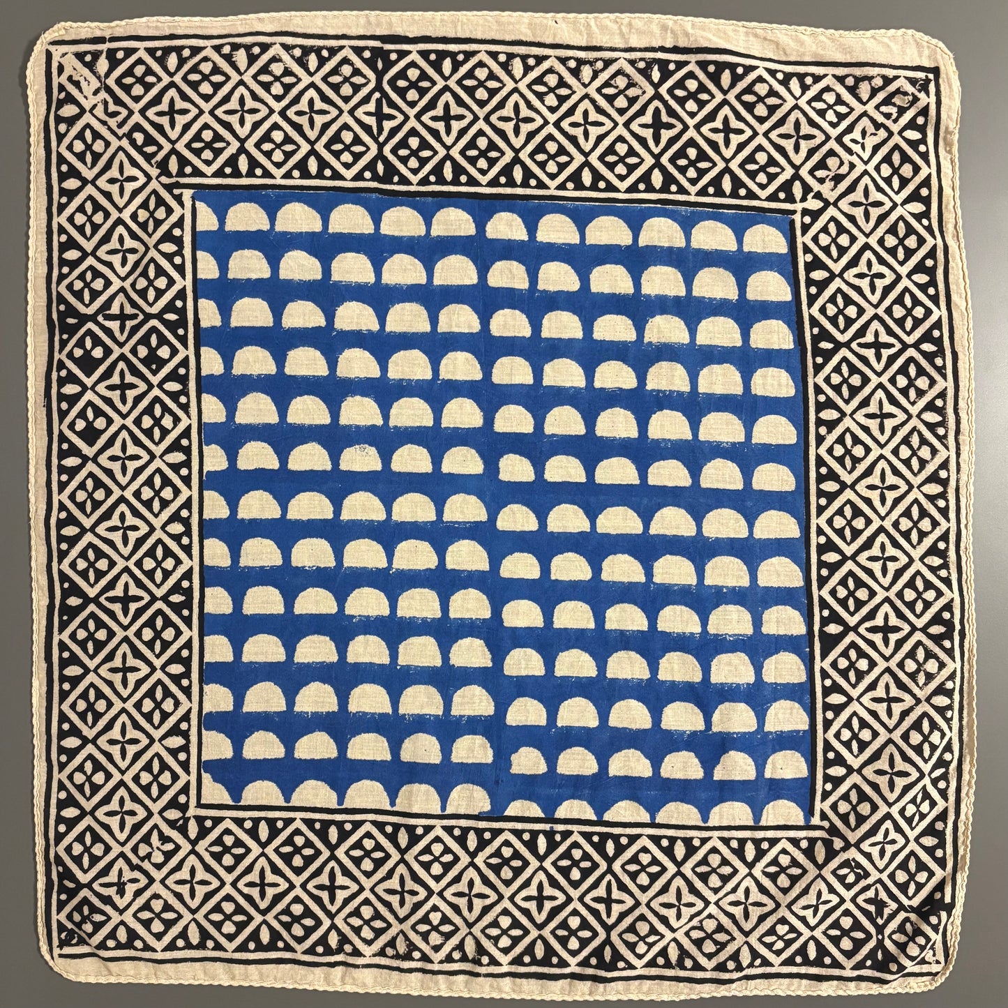 ジャイプールのブロックプリントハンカチ 粒（青×黒）