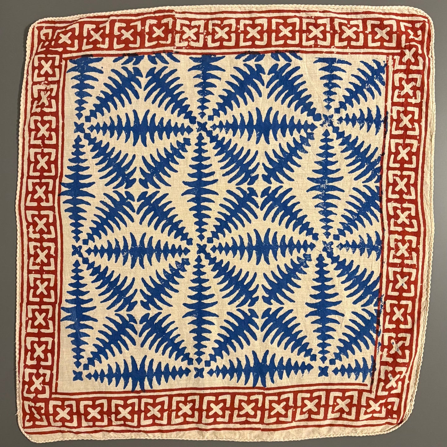 ジャイプールのブロックプリントハンカチ 円（青×赤）